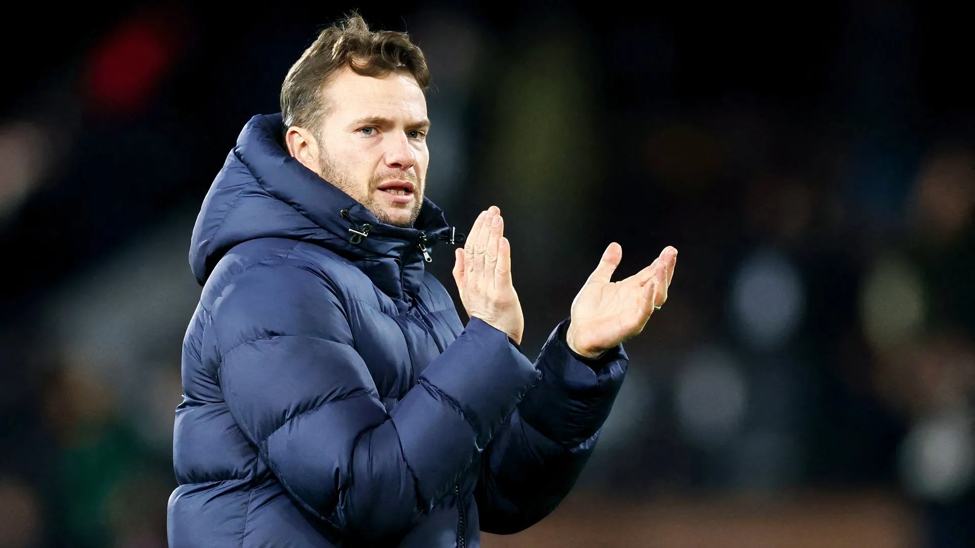 Các cầu thủ Plymouth Argyle đứng xếp hàng với hệ thống ba hậu vệ trong một trận đấu gần đây