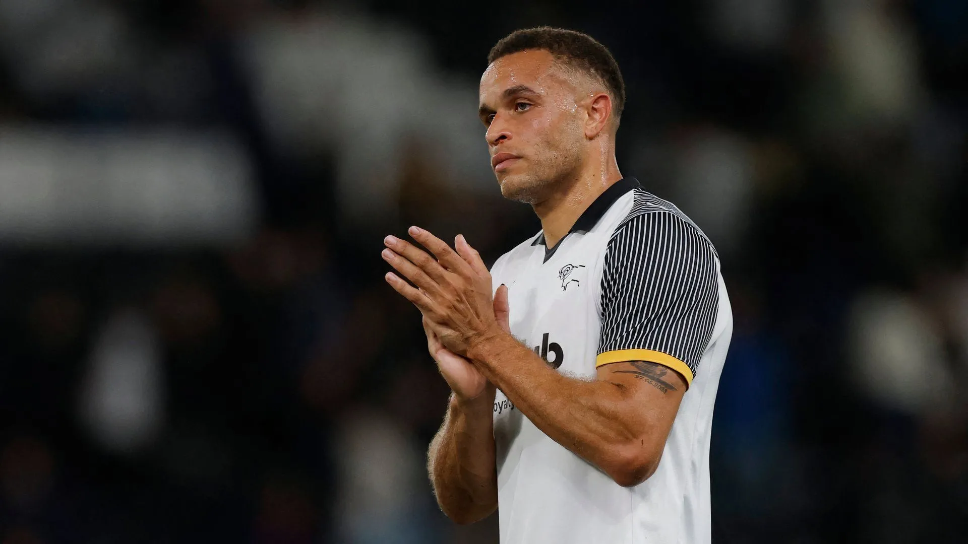 Carlton Morris ăn mừng bàn thắng cho Derby County trong trận đấu tại Pride Park