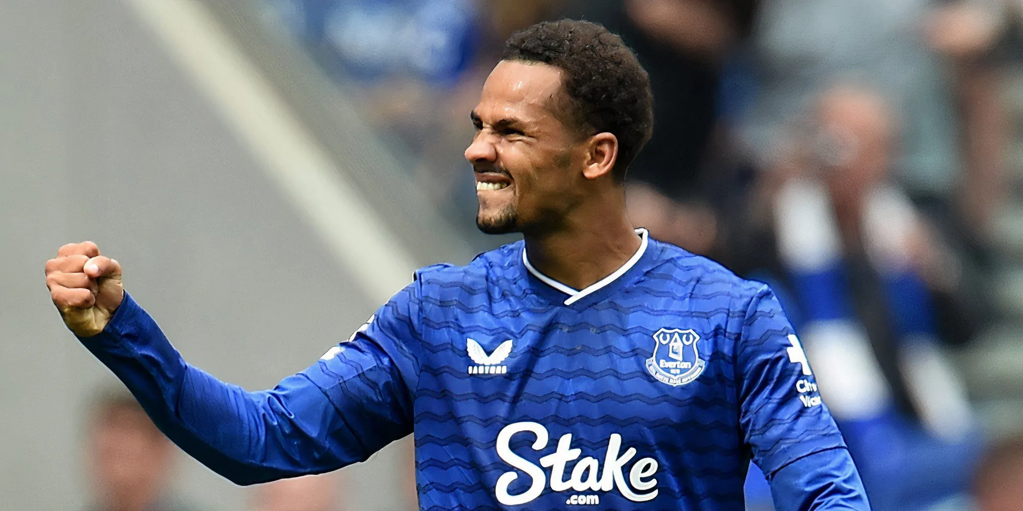 Cầu thủ Iliman Ndiaye trong trang phục áo xanh Everton đang thi đấu trên sân