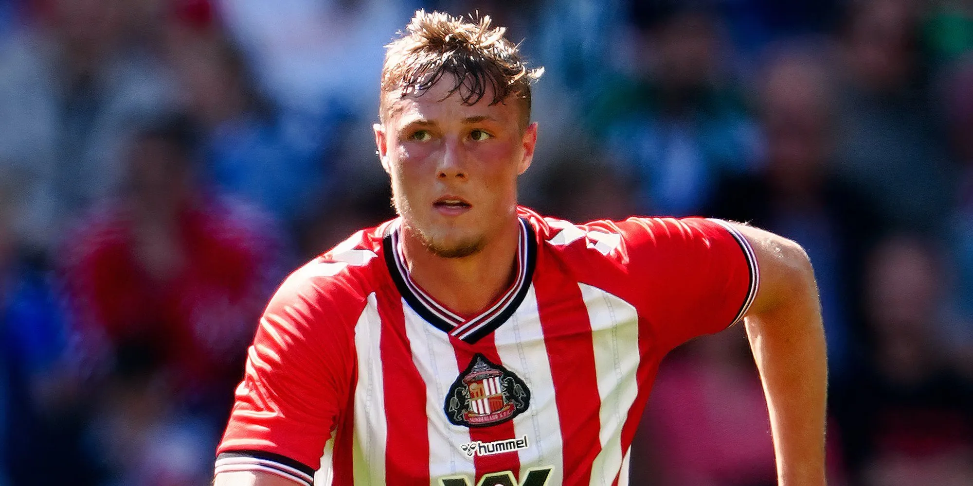 Dan Ballard trong áo Sunderland tranh bóng đất với hậu vệ đối phương