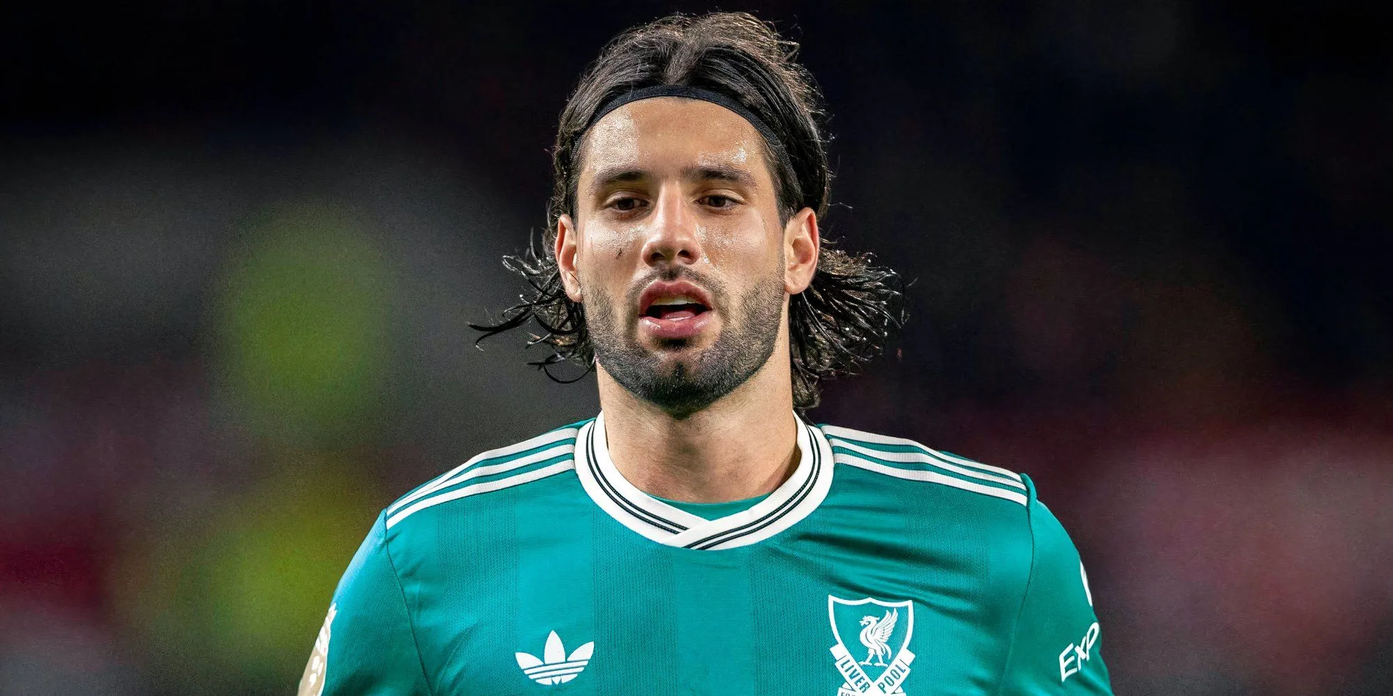 Dominik Szoboszlai trong màu áo Liverpool đang tranh bóng với các cầu thủ đối phương