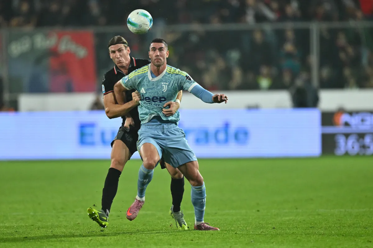 Dusan Vlahovic tranh chấp bóng với Federico Baschirotto trong trận Serie A giữa Cremonese và Juventus tại sân Stadio Giovanni Zini ngày 01 tháng 11 năm 2025