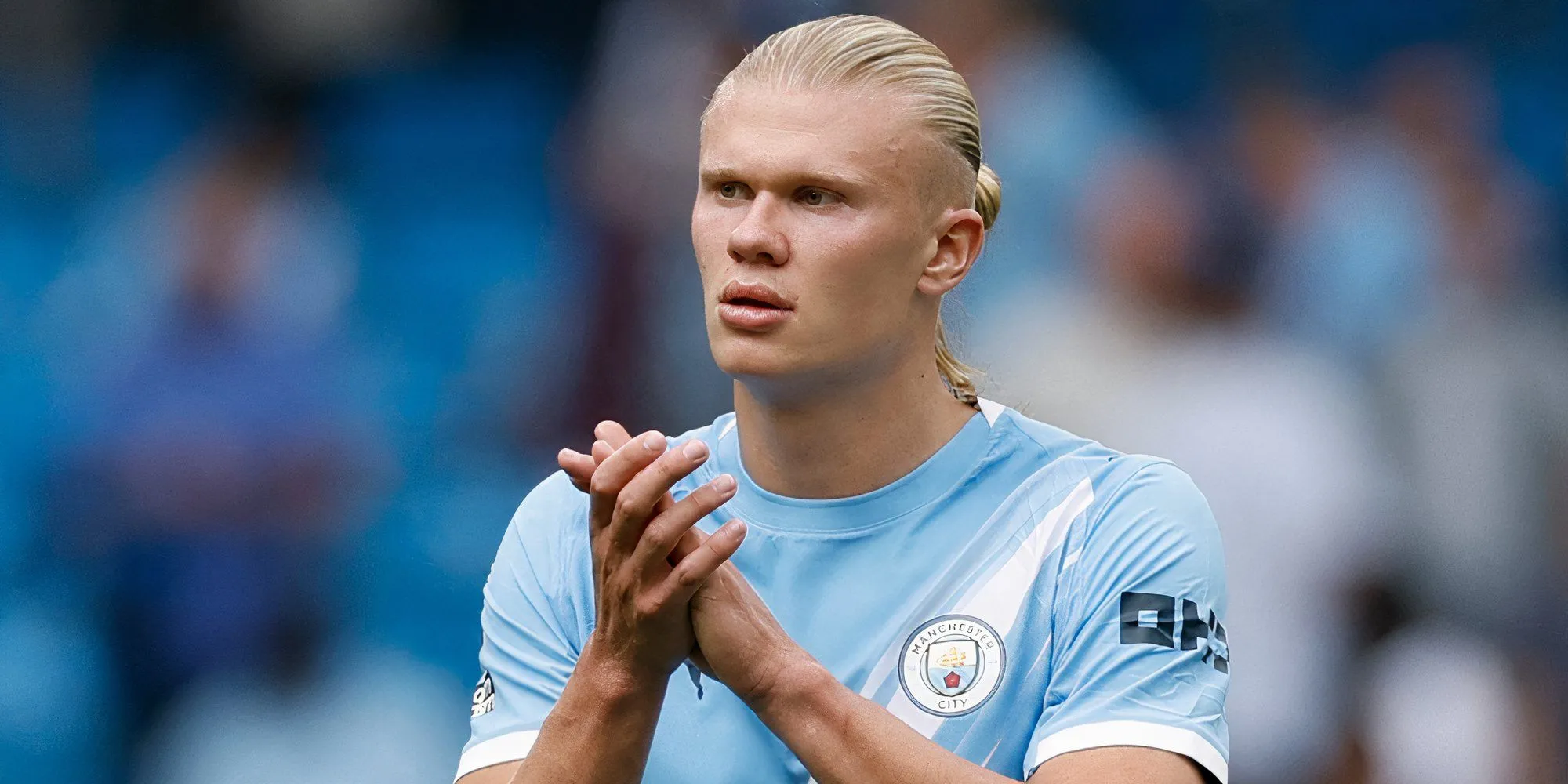 Erling Haaland của Manchester City chỉ huy bóng ở trong khu vực cấm địa