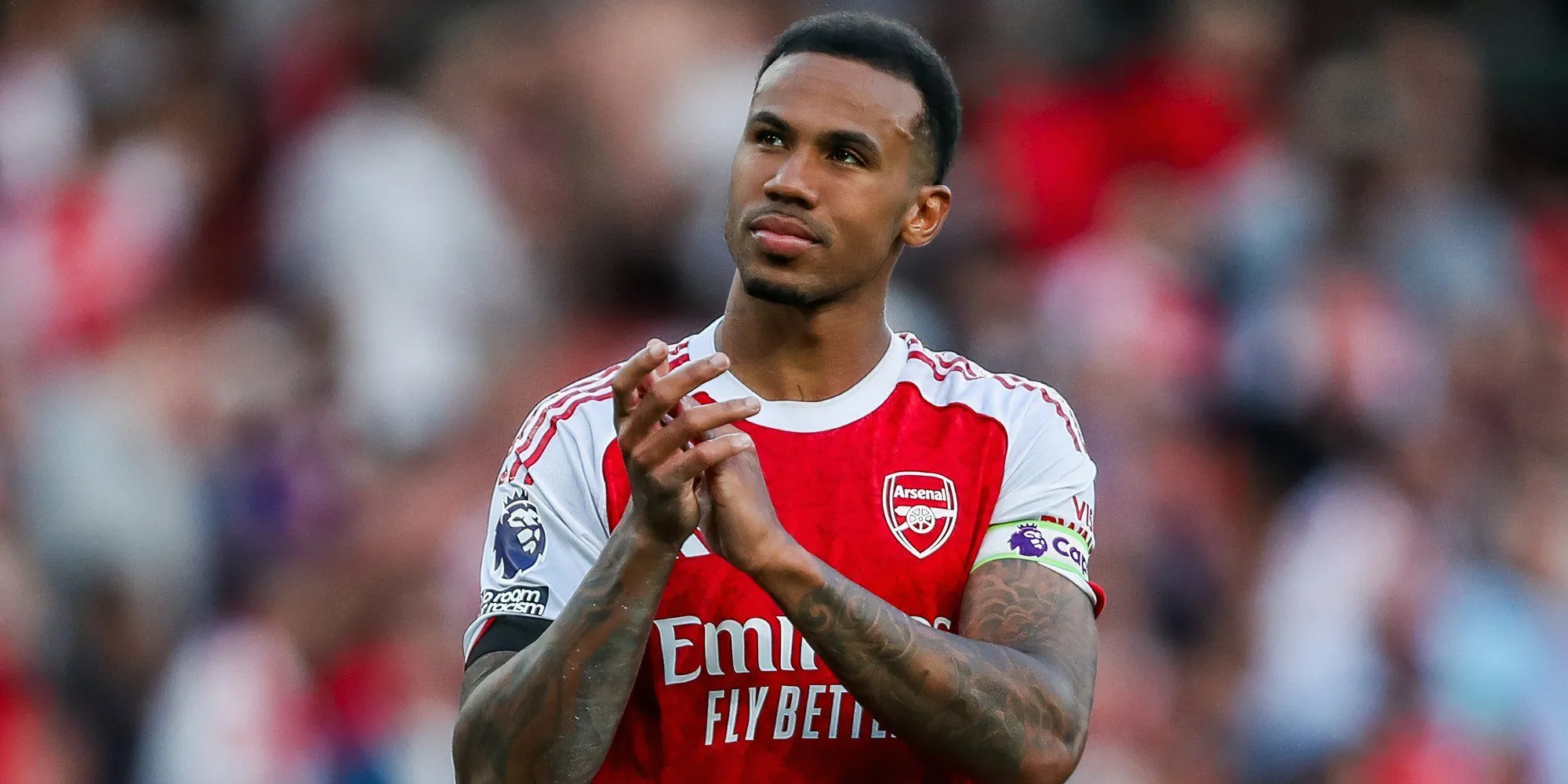 Gabriel Magalhaes của Arsenal tranh bóng ở khu vực cấm địa