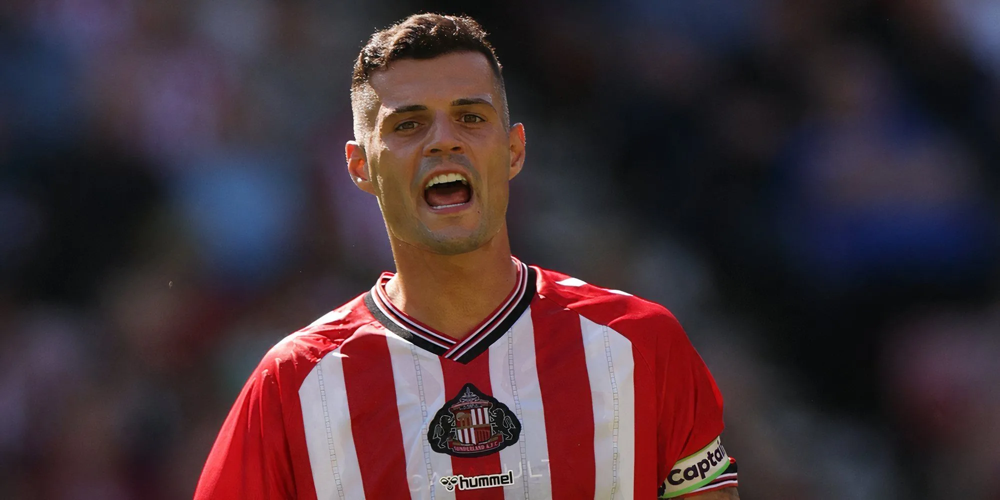 Granit Xhaka captaining Sunderland trên sân trận