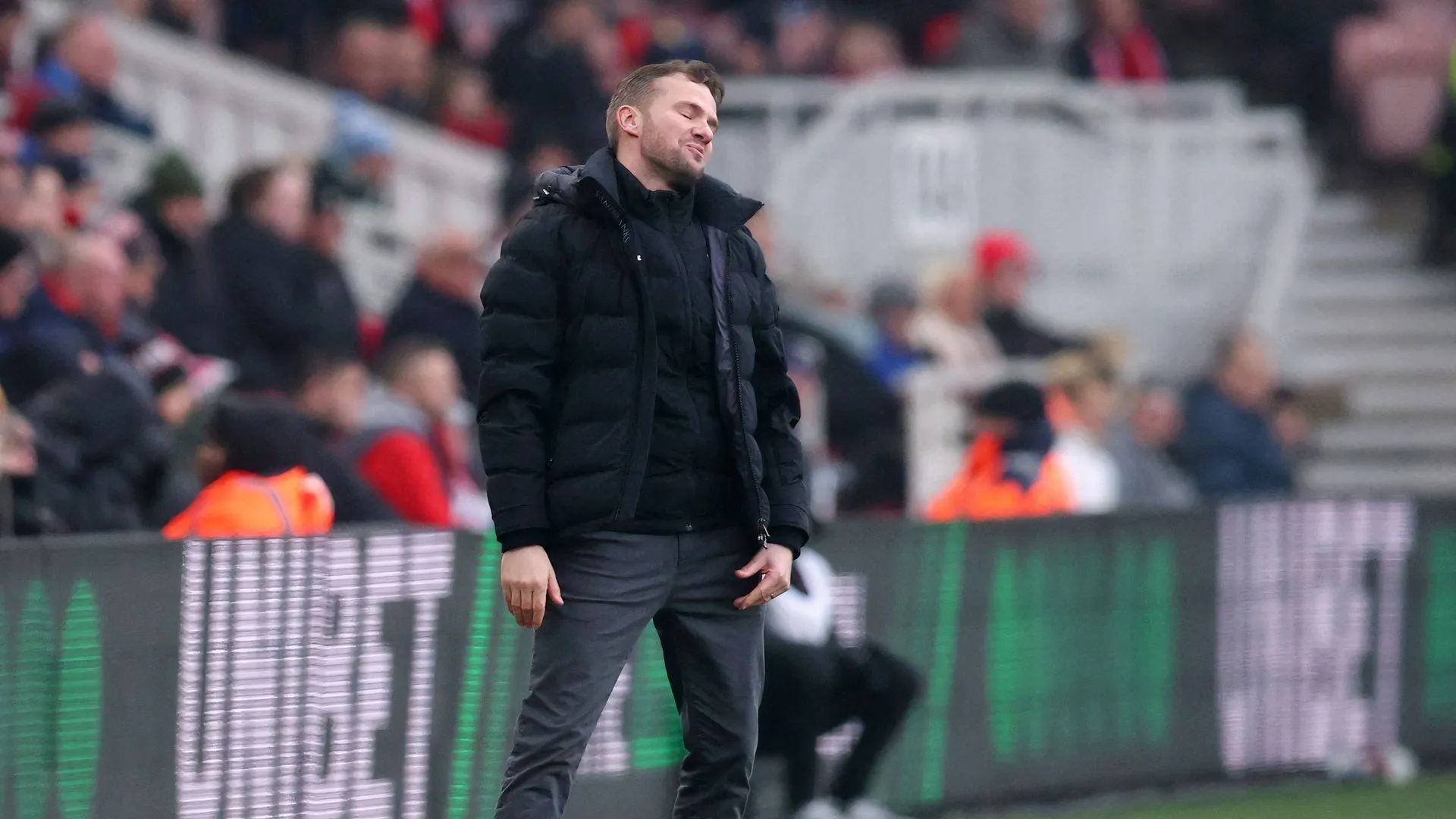 HLV Tom Cleverley trên chiếc ghế dự bị với biểu cảm lo lắng trong trận đấu của Plymouth Argyle