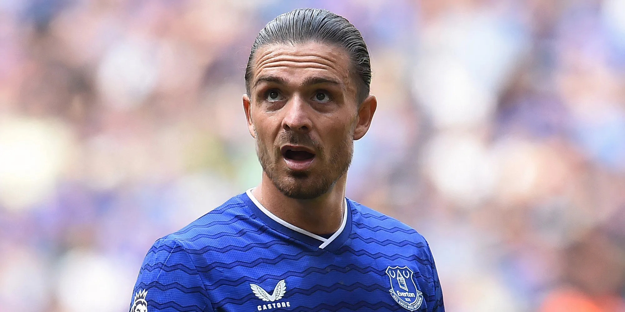 Jack Grealish trong trang phục Everton chạy với bóng theo hướng khung thành đối phương
