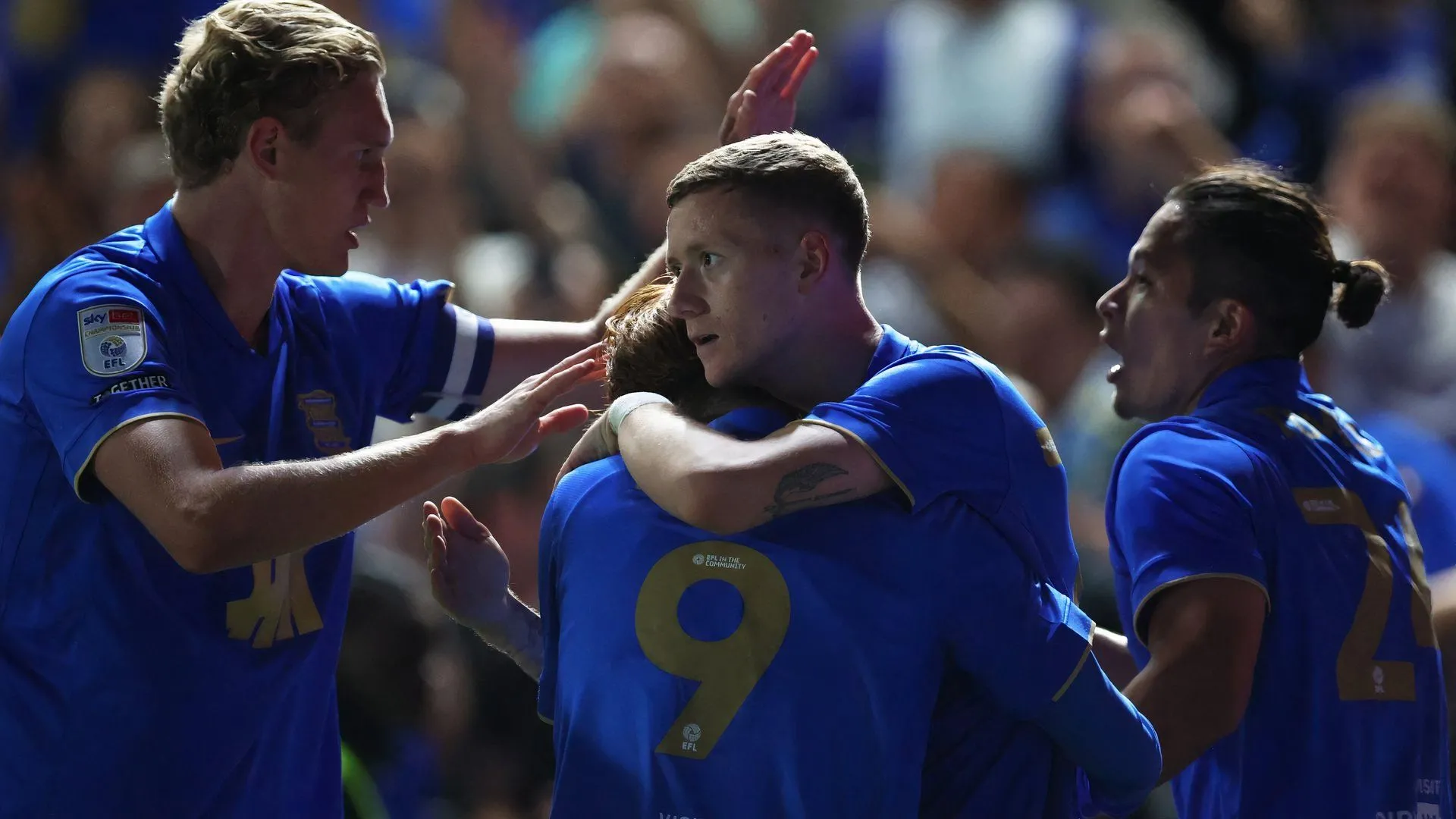 Jay Stansfield ôm chặt Kyogo Furuhashi trong một khoảnh khắc khích lệ