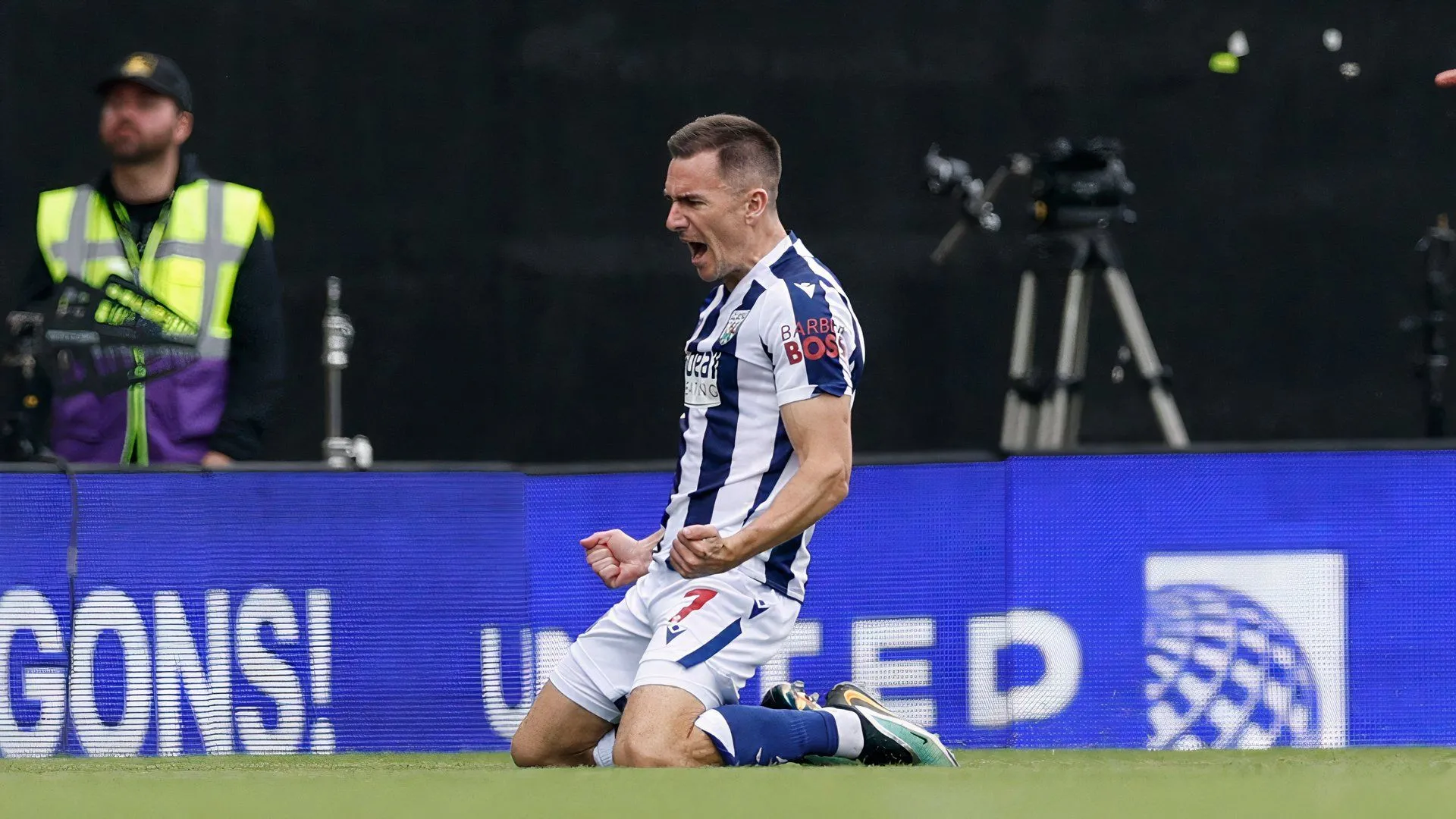 Jed Wallace, đội trưởng West Brom, ăn mừng sau bàn thắng