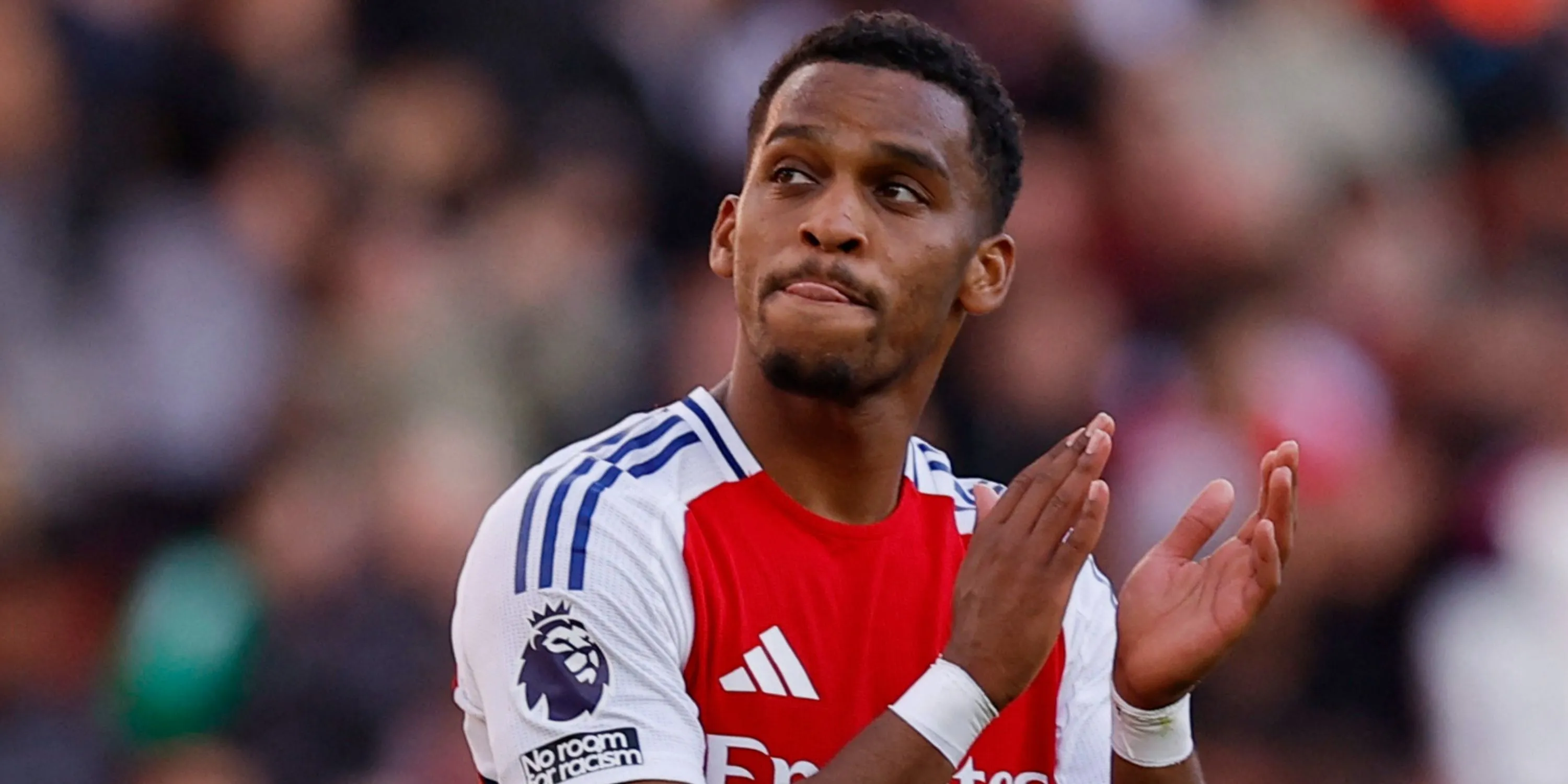 Jurrien Timber của Arsenal chạy dọc biên phải để hỗ trợ tấn công