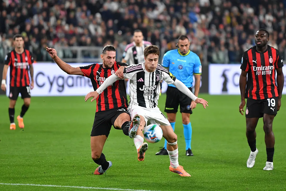 Kenan Yildiz của Juventus tranh bóng với Adrien Rabiot của AC Milan tại Allianz Stadium, Turin, ngày 5 tháng 10 năm 2025