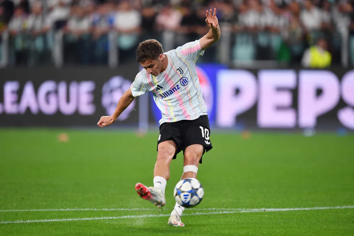 Kenan Yildiz khởi động trước trận đấu Champions League giữa Juventus và Borussia Dortmund