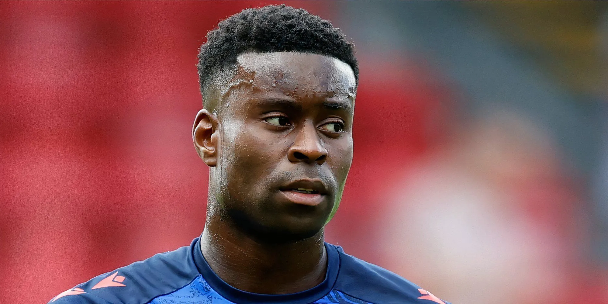 Marc Guehi trong áo đỏ xanh Crystal Palace đứng vị trí phòng ngự