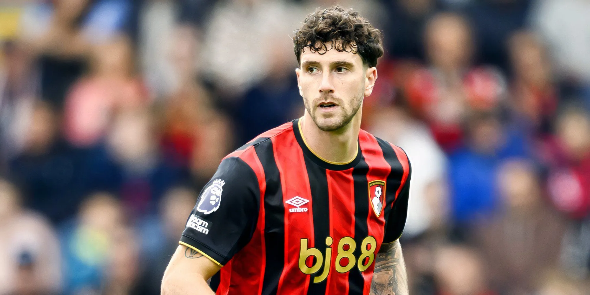 Marcos Senesi trong trang phục Bournemouth kiểm soát bóng trên sân