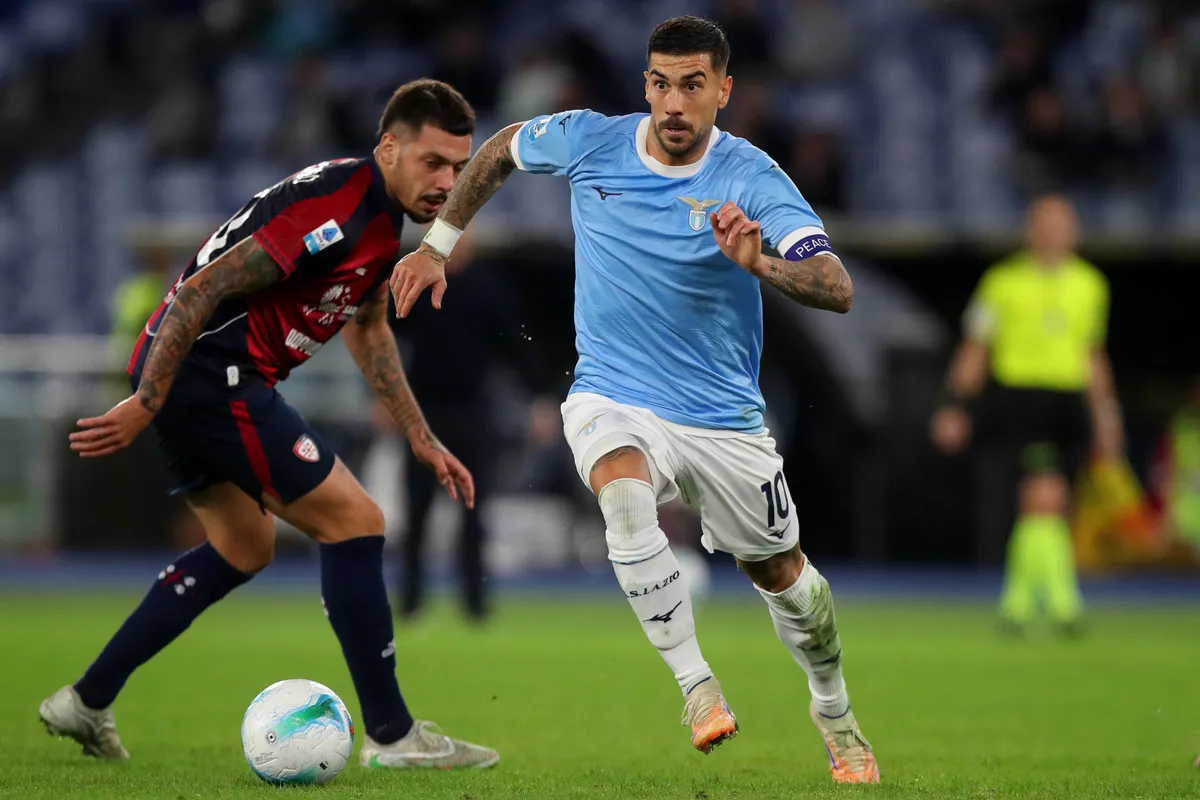 Mattia Zaccagni tranh bóng với Gabriele Zappa trong trận Serie A giữa Lazio và Cagliari tại Stadio Olimpico ngày 3 tháng 11 năm 2025