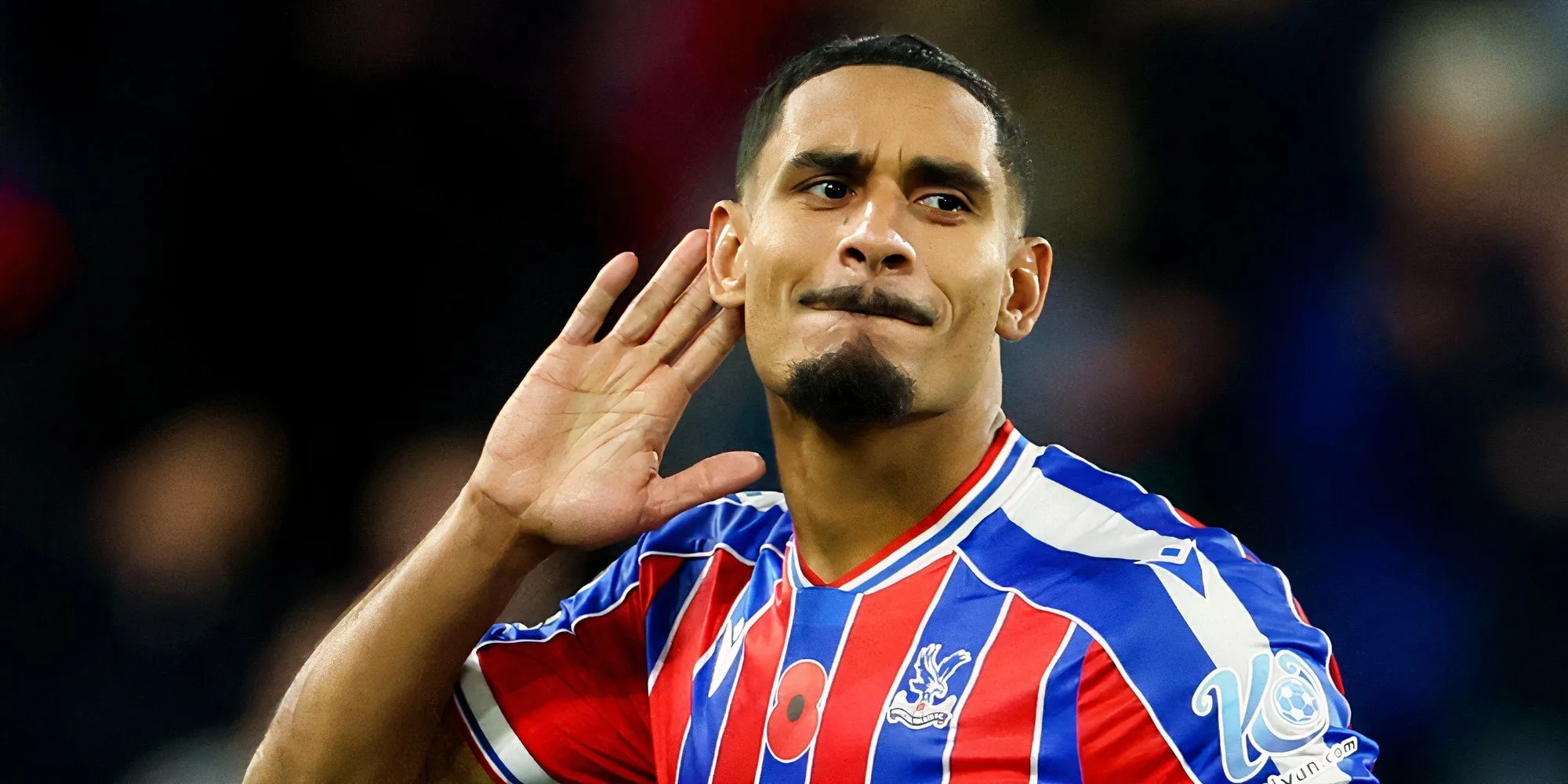 Maxence Lacroix trong áo Palace tranh chấp bóng không khí