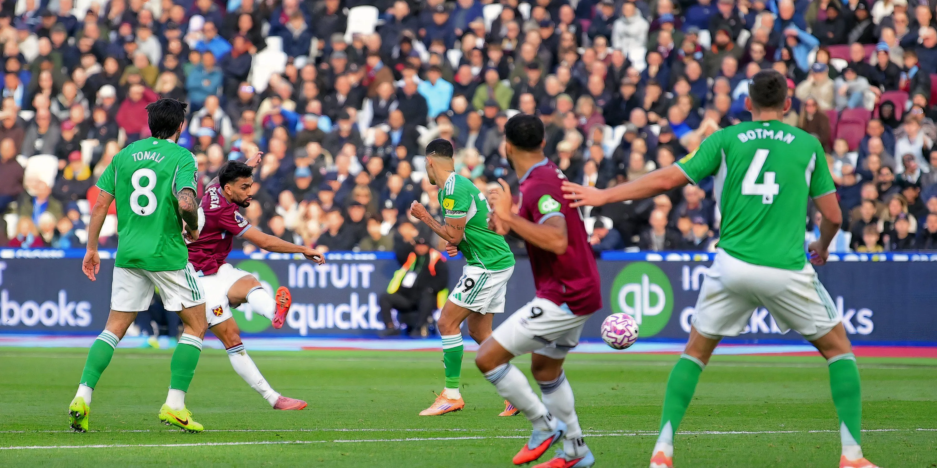 Newcastle thi đấu tại sân nhà trong một trận Champions League, nơi họ tỏ ra mạnh mẽ hơn rất nhiều