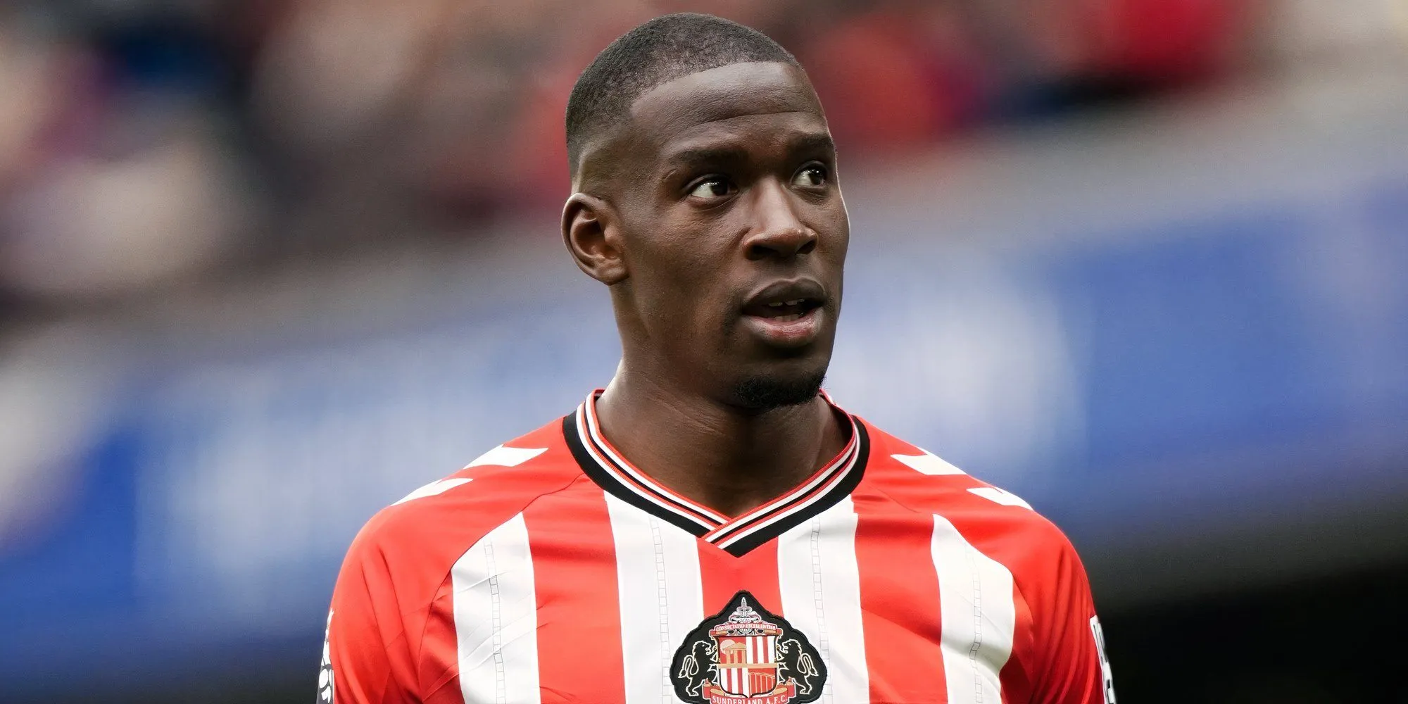 Nordi Mukiele của Sunderland chạy với bóng ở biên phải sân