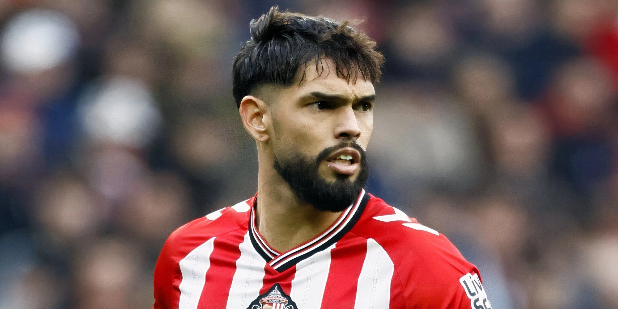 Omar Alderete trong quân phục Sunderland dùng chân kỹ thuật với bóng