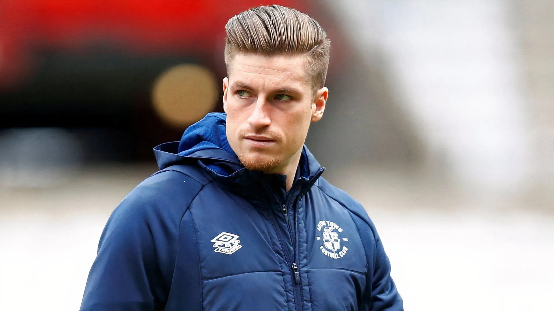 Reece Burke bị chấn thương trong trận Charlton Athletic đấu Swansea City ở Championship