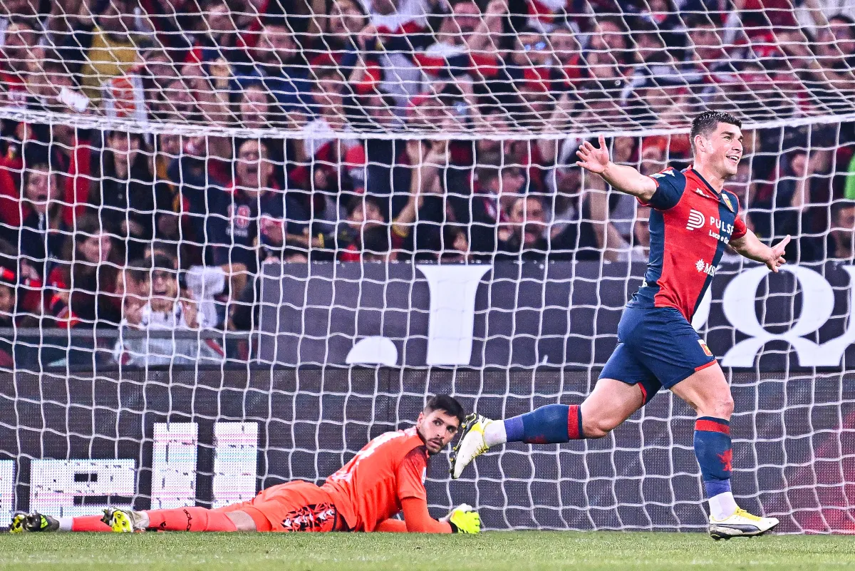 Ruslan Malinovskyi của Genoa ăn mừng sau khi ghi bàn trong trận Serie A TIM tại sân Stadio Luigi Ferraris ngày 24 tháng 5 năm 2024