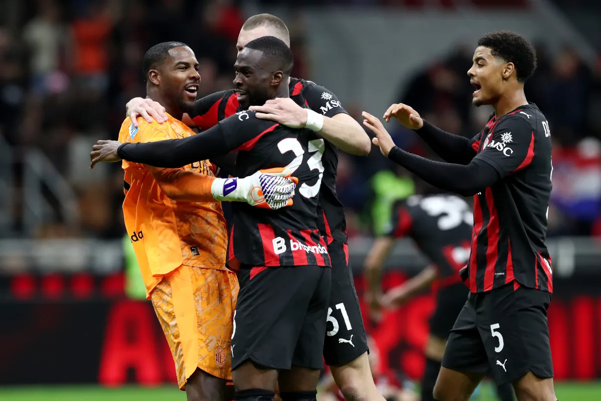 Thủ thành Mike Maignan ăn mừng cùng các đồng đội Fikayo Tomori và Strahinja Pavlovic sau trận đấu Serie A giữa AC Milan và AS Roma tại sân Giuseppe Meazza