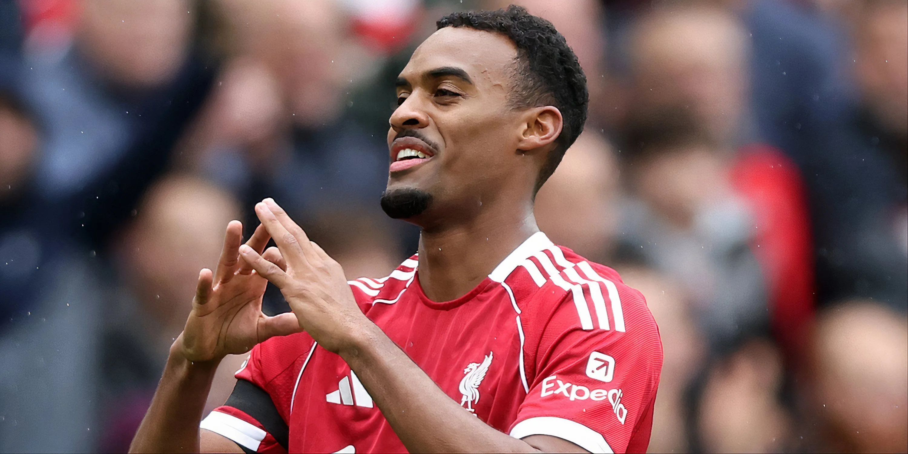 Tiền vệ Liverpool Ryan Gravenberch kiểm soát bóng ở giữa sân