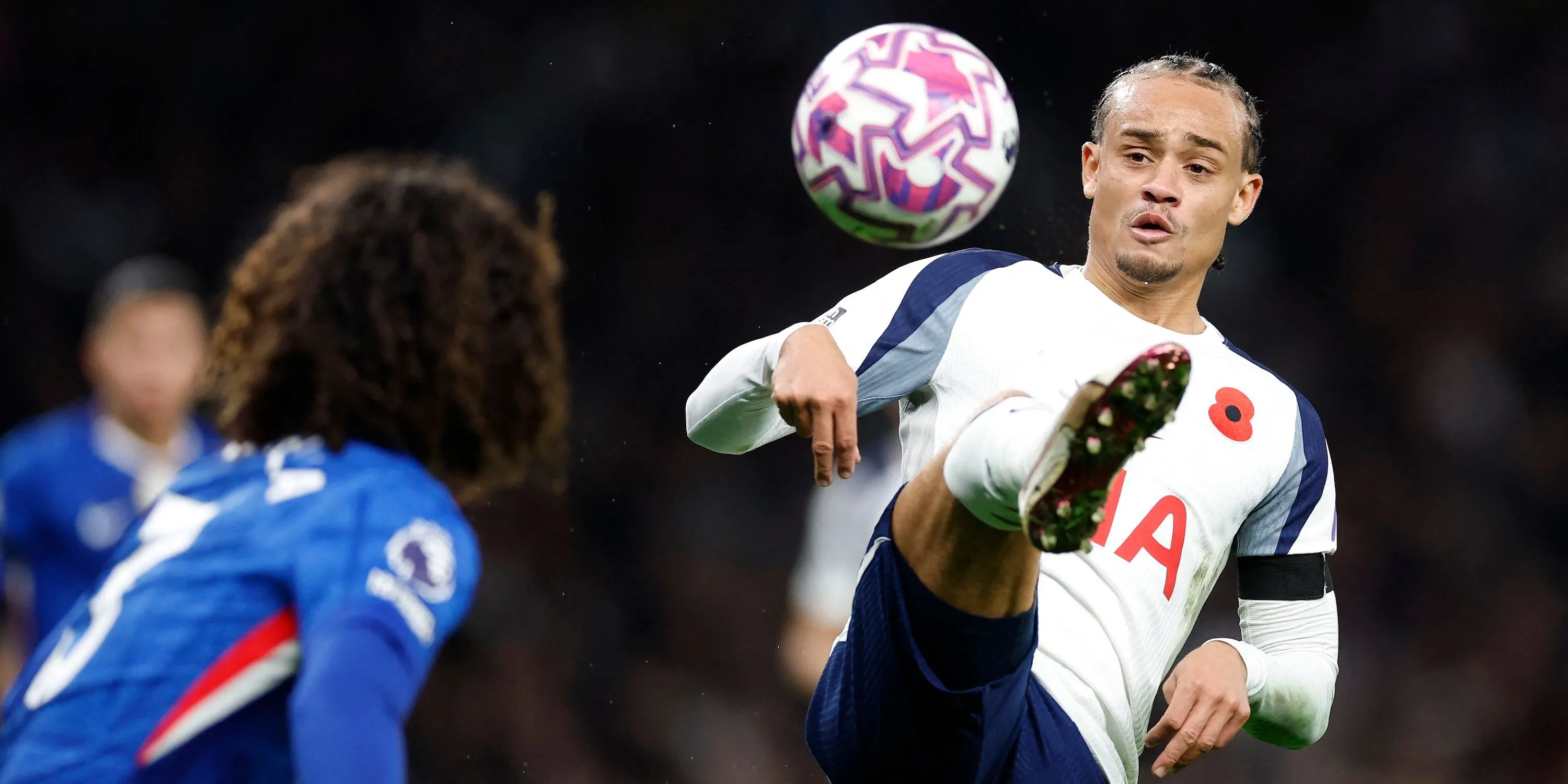 Xavi Simons và các đồng đội tại Tottenham Hotspur tranh cử bóng