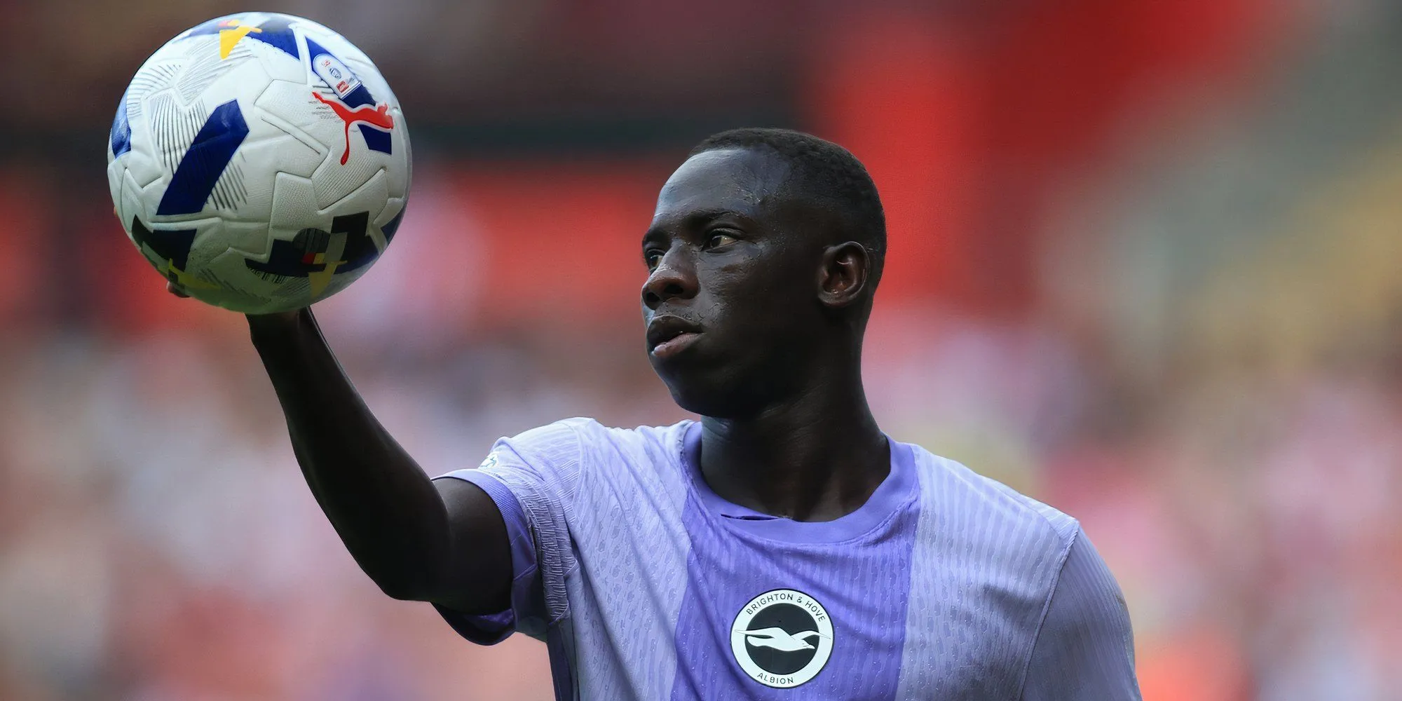 Yankuba Minteh trong áo xanh trắng Brighton dribble bóng với tốc độ